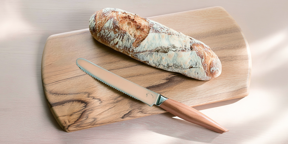 Couteau à pain dentelé avec manche en bois et pain artisanal