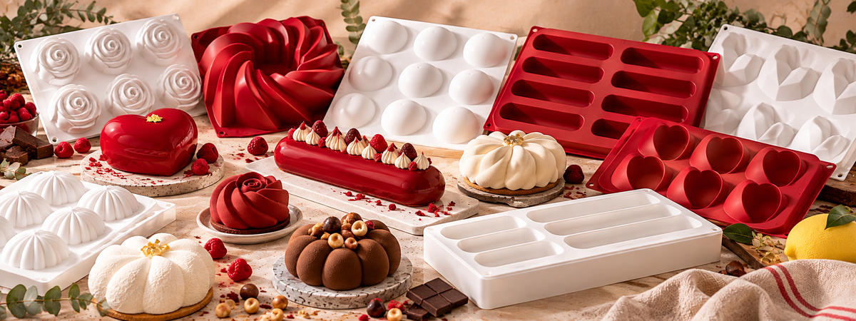 ensemble de moules en silicone rouges et blancs à pâtisserie de la marque Silikomart