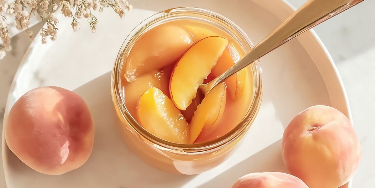 Pêches au sirop dans un bocal avec fruits frais