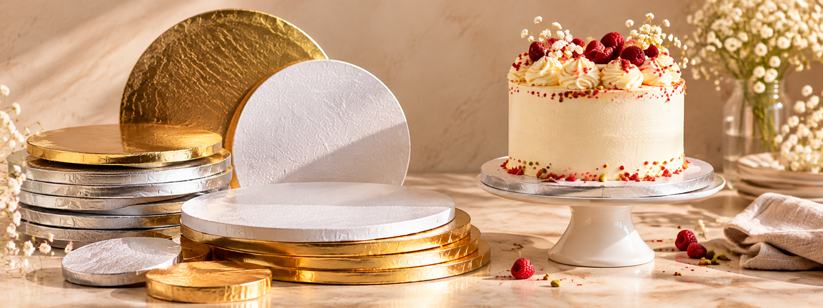 supports à gâteau blancs et dorés avec un gâteau
