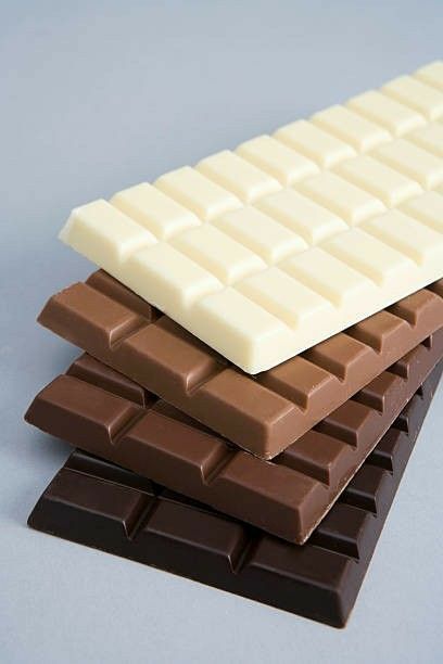 Tablettes de chocolat blanc, chocolat au lait et chocolat noir empilées