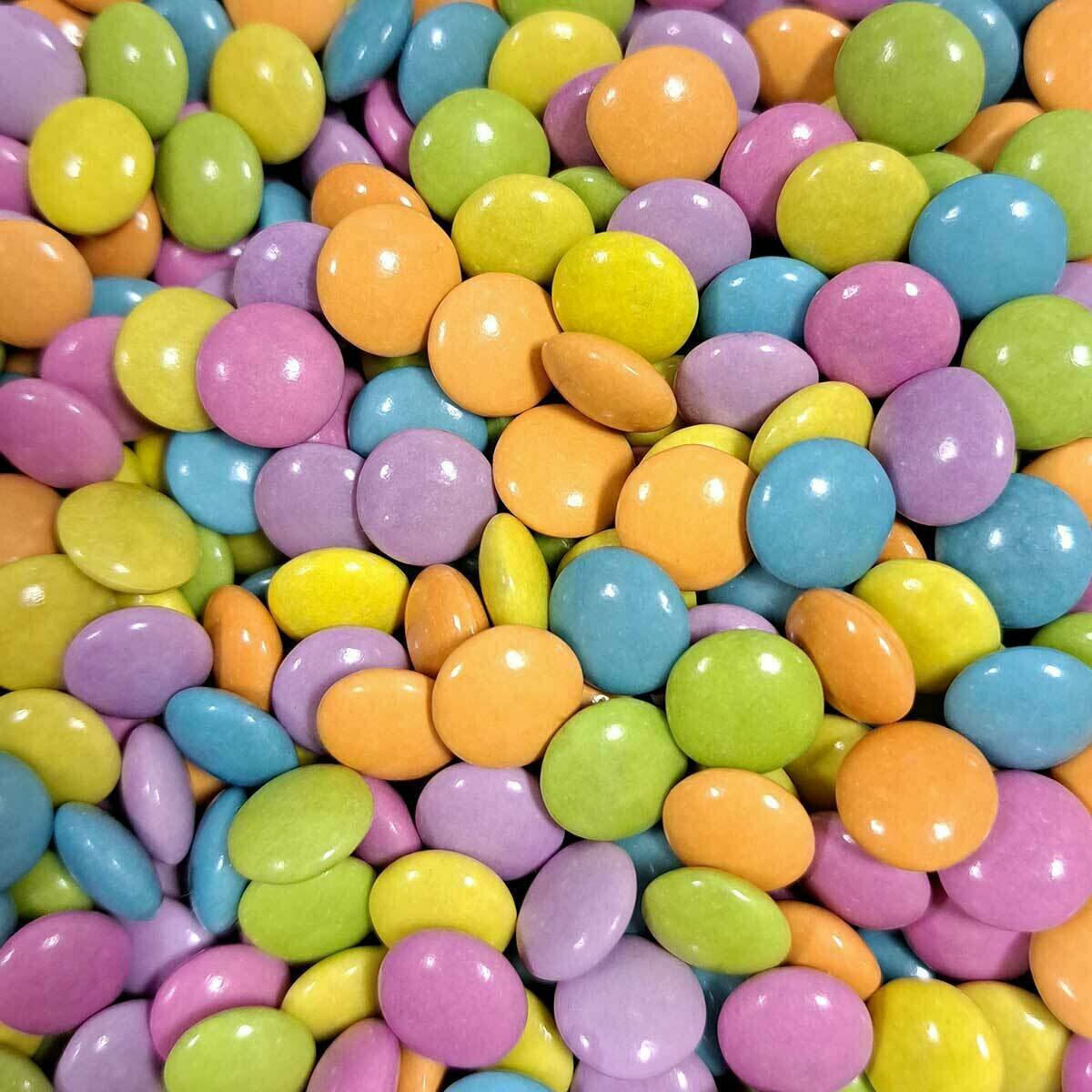 Pastilles de chocolat colorées multicolores
