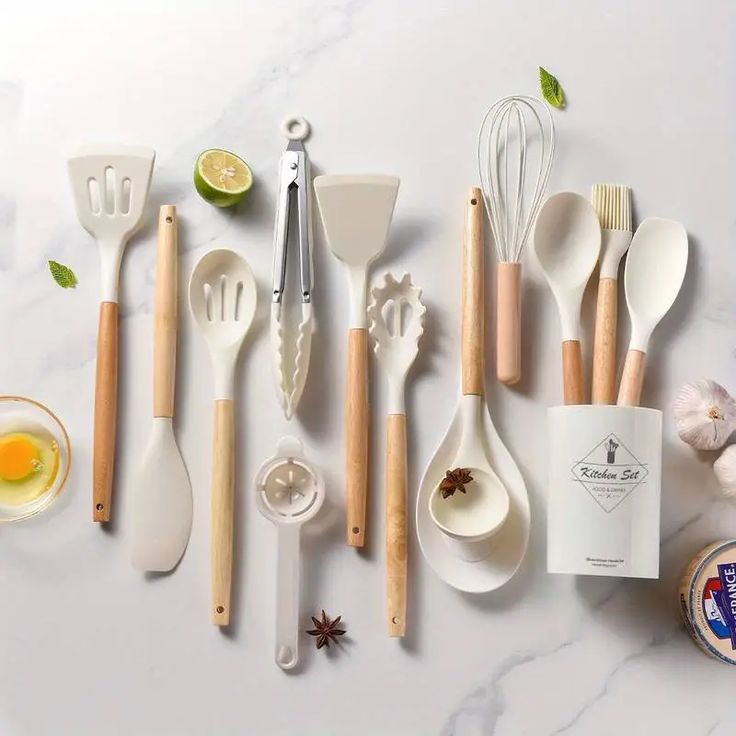 Ustensiles de cuisine et pâtisserie avec manches en bois