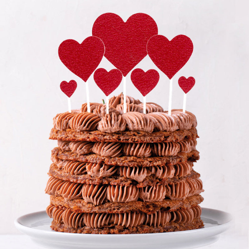Gâteau au chocolat décoré avec les 7 cake toppers cœurs rouges brillants