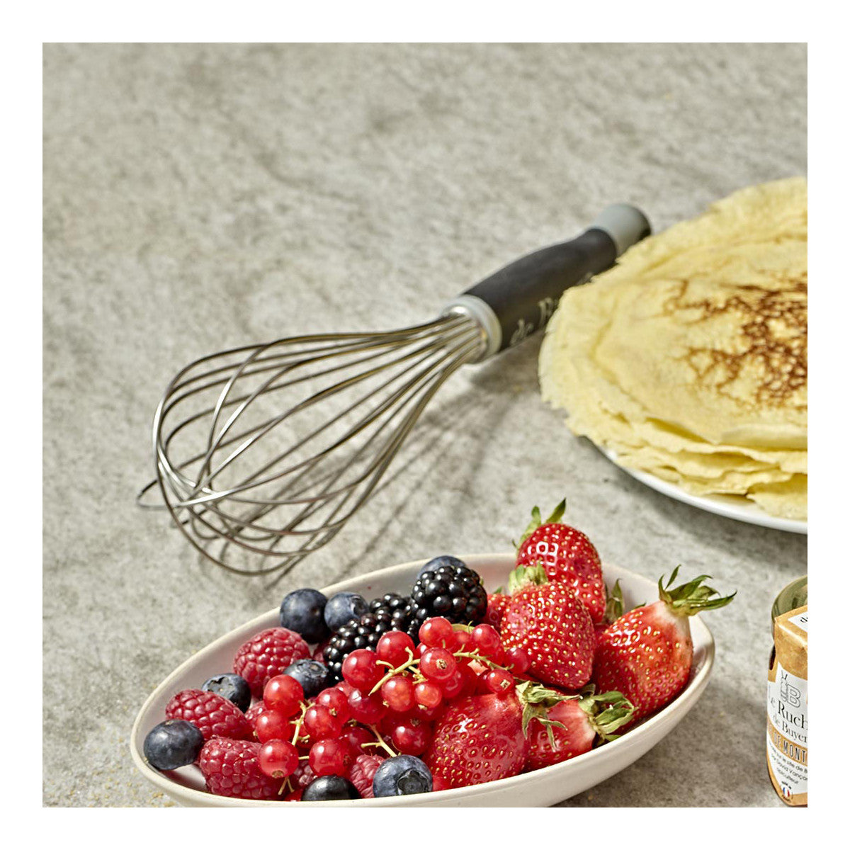 fouet De Buyer avec crêpes et fruits rouges
