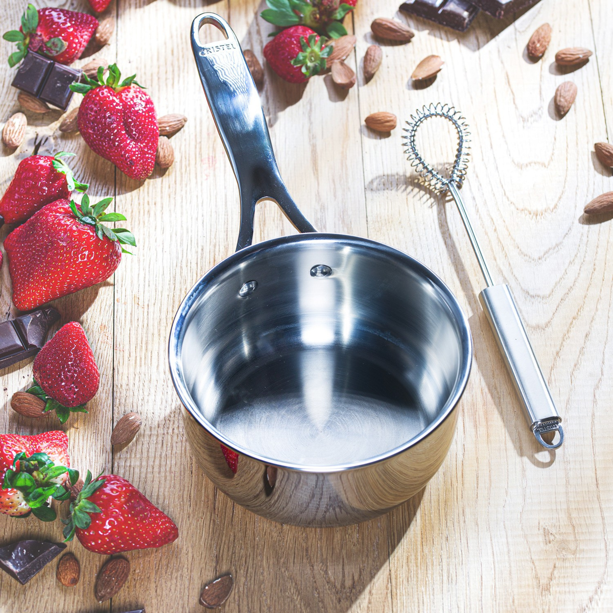 Casserole en inox Cristel avec poignée fixe en situation