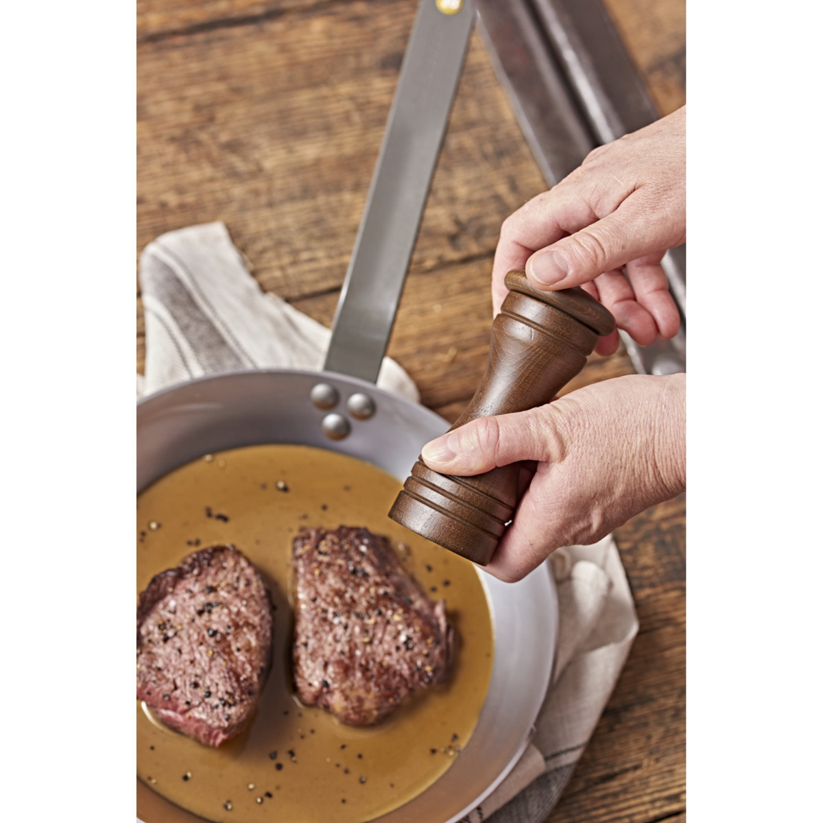 Cuisson de steaks à la poêle De Buyer avec moulin à poivre