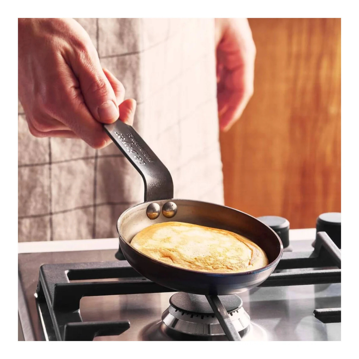 Poêle à blinis en acier en utilisation sur plaque de cuisson