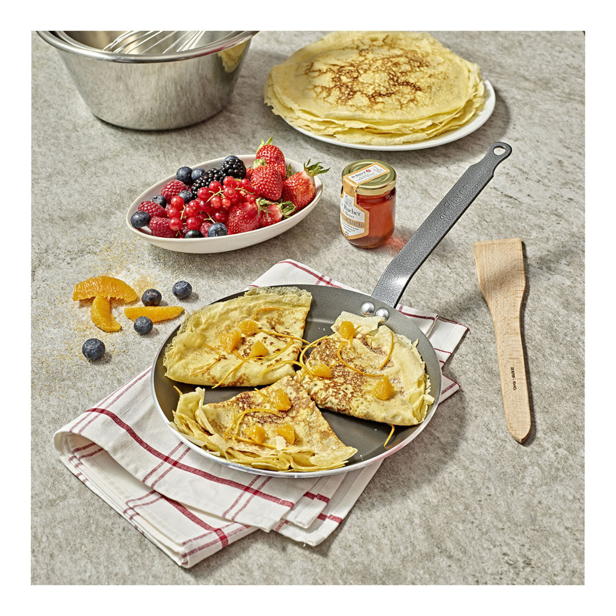 Crêpière antiadhésive De Buyer avec crêpes aux fruits