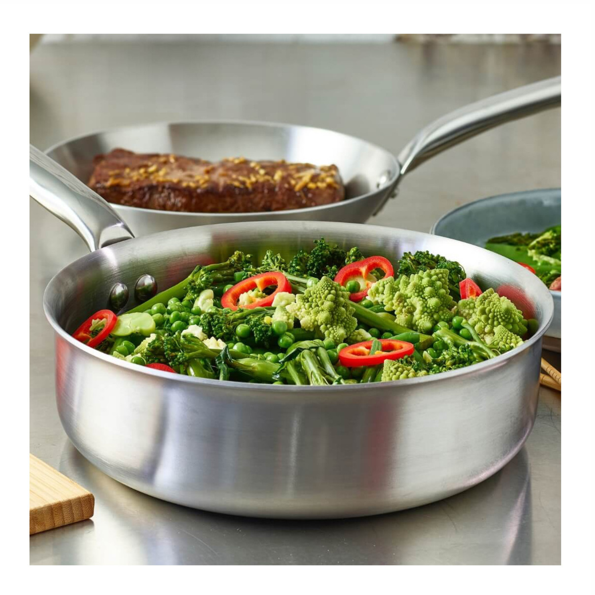 Sauteuse en inox De Buyer avec légumes en cuisson