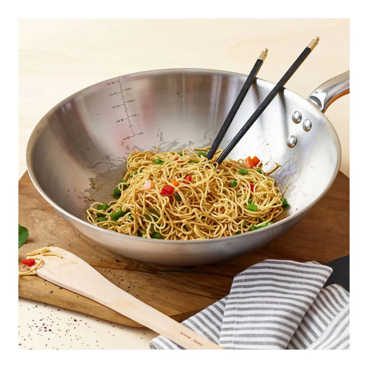 Wok en inox De Buyer en situation de cuisson