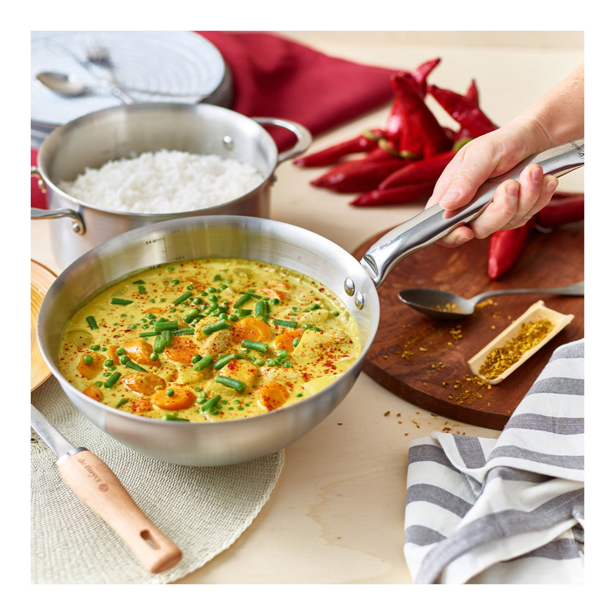 Sauteuse en inox De Buyer en situation de cuisson