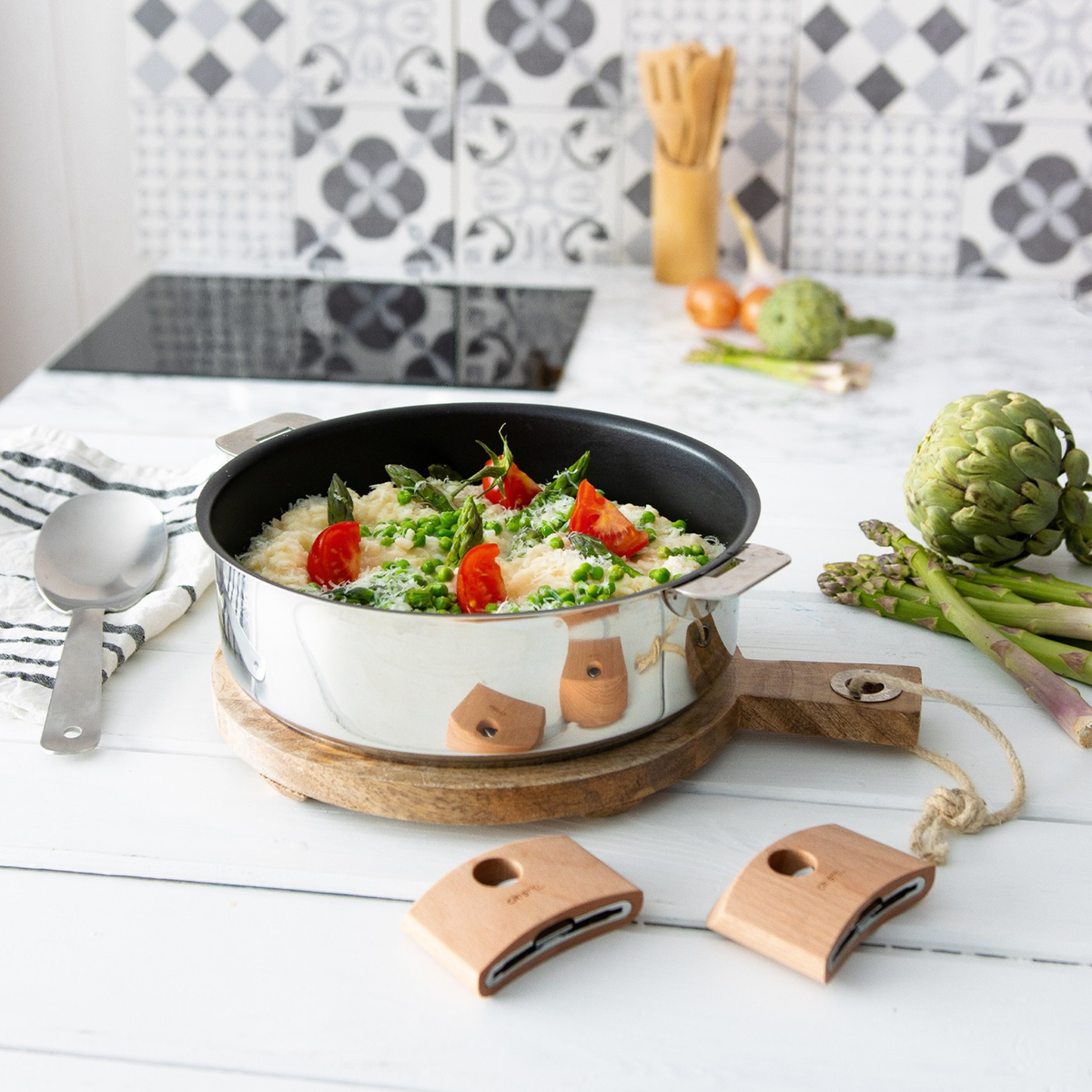 Sauteuse inox Cristel avec revêtement antiadhérent en situation de cuisson