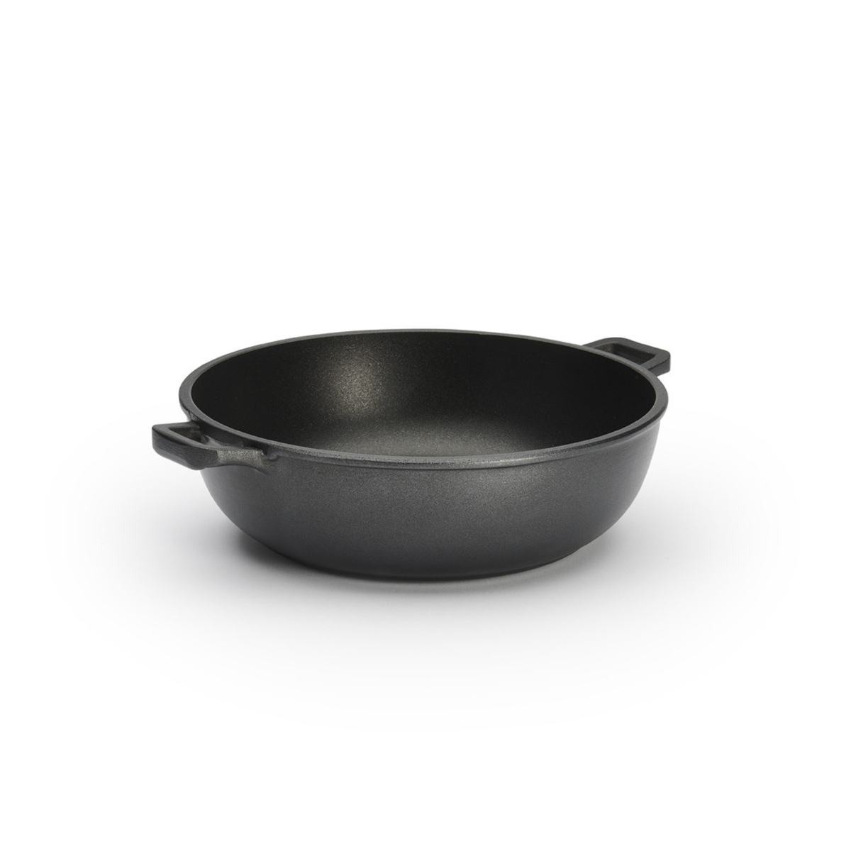 Sauteuse ronde noire à deux anses, vue inclinée