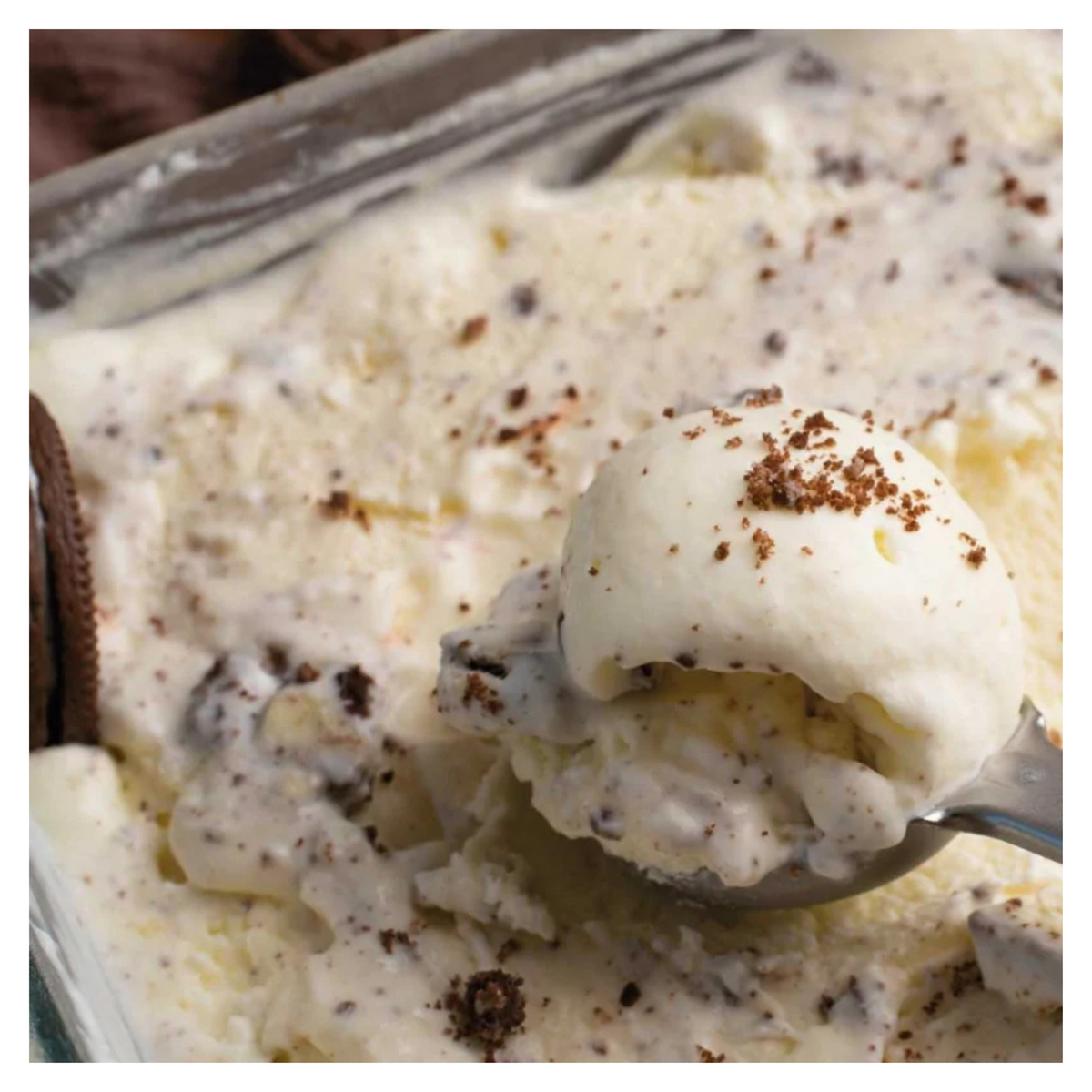 Glace blanche avec éclats de chocolat présentée dans un plat et sur une cuillère