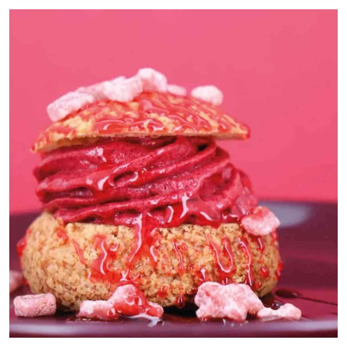 Chou garni d’une crème rouge avec coulis et décorations