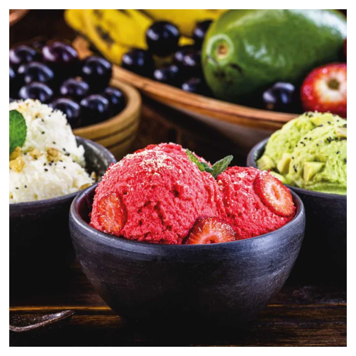 Boules de glaces colorées aux fruits dans des bols
