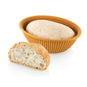 Banneton ovale perforé avec pâte à pain en fermentation