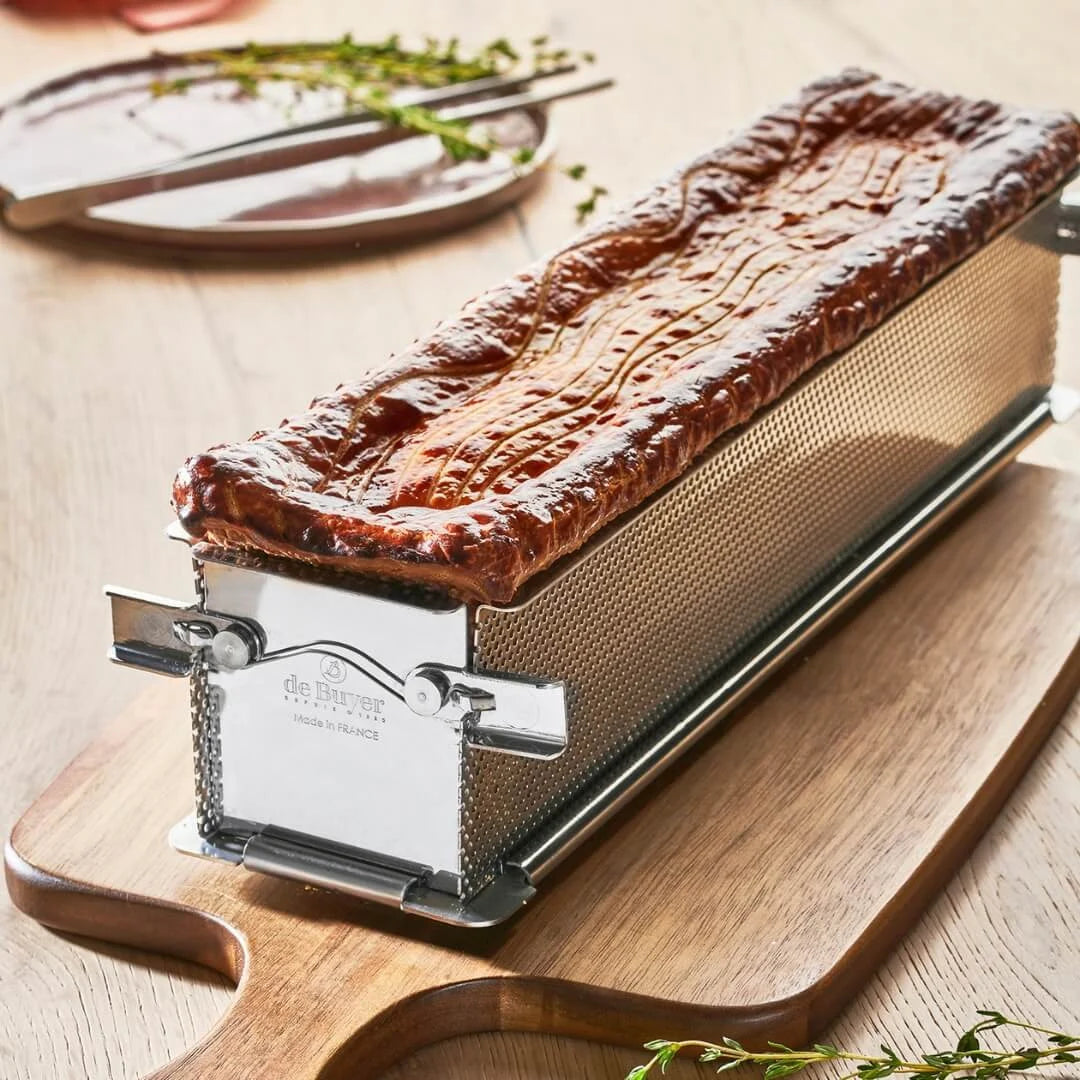 Moule rectangulaire perforé avec pâté en croûte