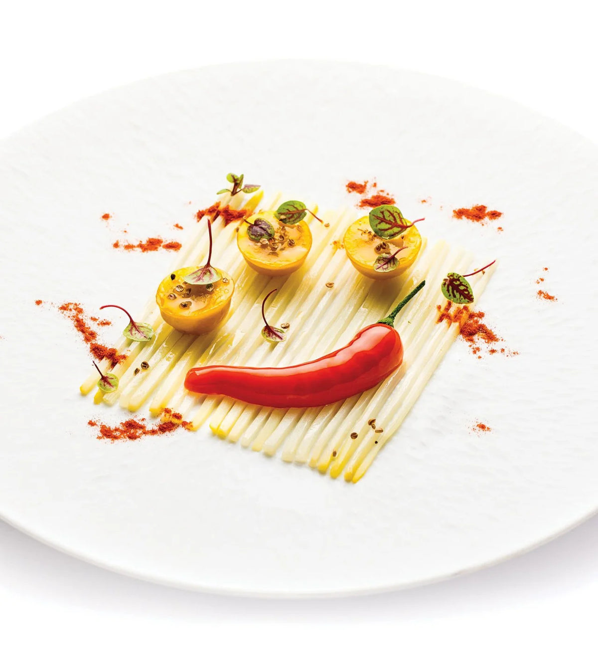 entremet en forme de piment sur une assiette