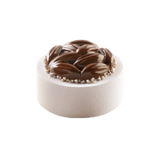 Entremets individuel effet fèves de cacao avec glaçage chocolat