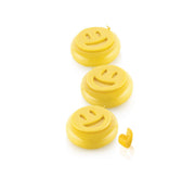Entremets individuels jaunes décorés d’un visage smiley sur fond blanc
