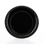 Assiette ronde noire à bord cannelé