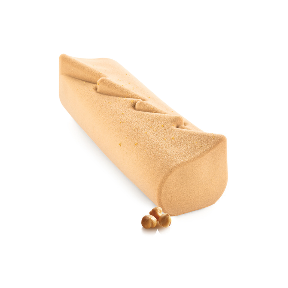 Bûche de Noël à la finition velours beige, avec reliefs géométriques en forme de triangles sur le dessus et quelques noisettes entières en décoration.