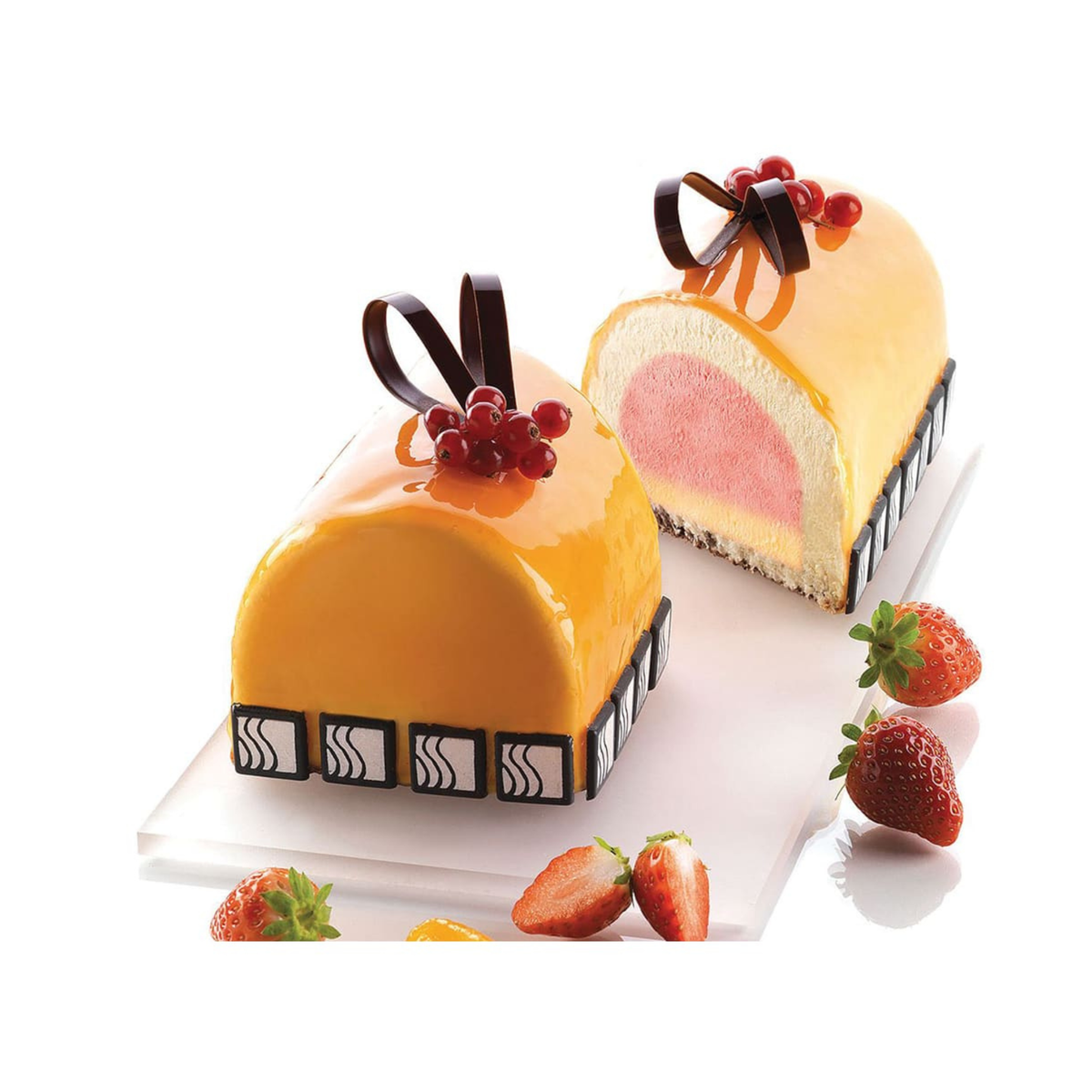 Bûches Noël pâtissières au glaçage miroir orange, décorées de chocolat noir et de groseilles, avec insert fruité rose.