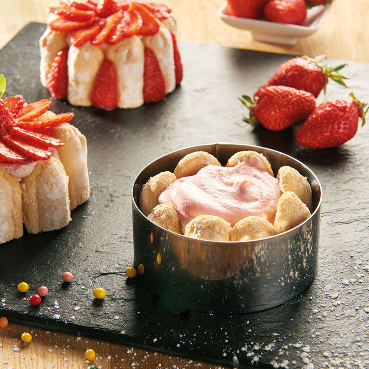 dessert à la fraise dans cercle à entremet rond en inox