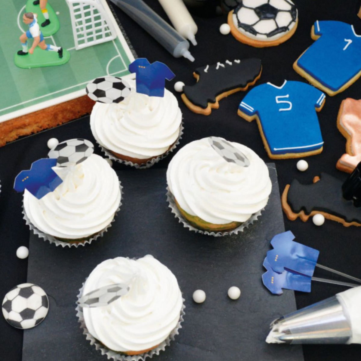 Cupcakes décorés sur le thème du football avec caissettes ballon et toppers maillot bleu et ballon