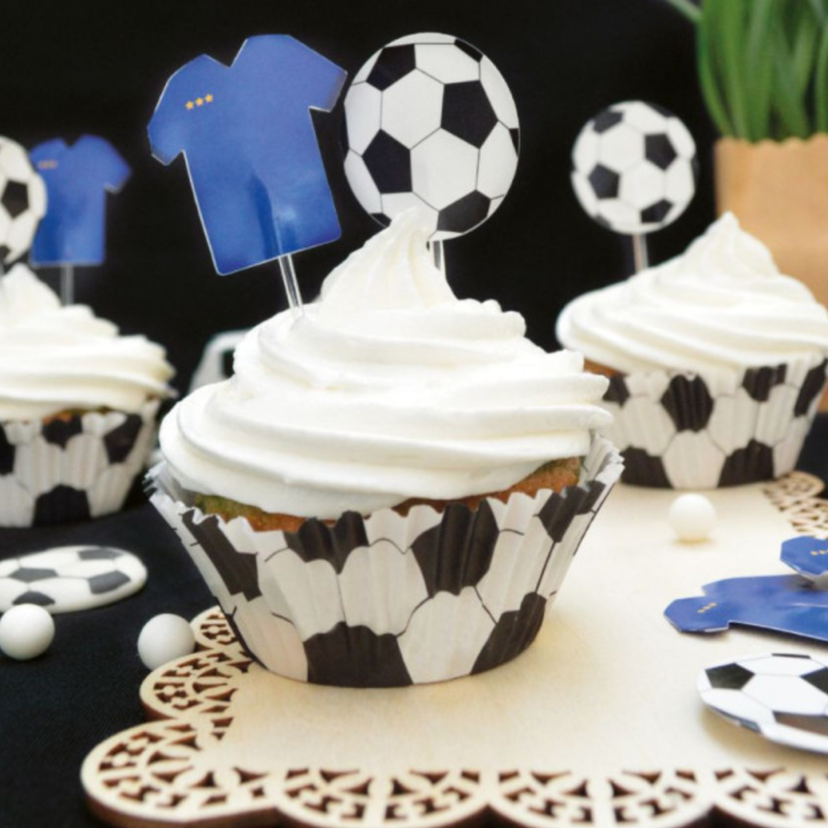 Cupcakes décorés sur le thème du football avec caissettes ballon et toppers maillot bleu et ballon