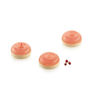 Entremets individuels en forme de savarin avec glaçage rose