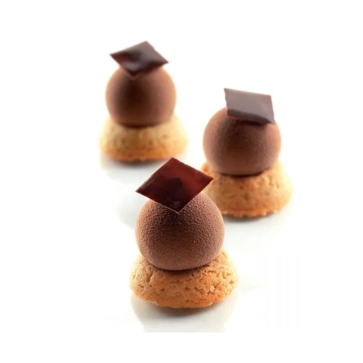 Entremets individuels sphériques au chocolat sur base de biscuit