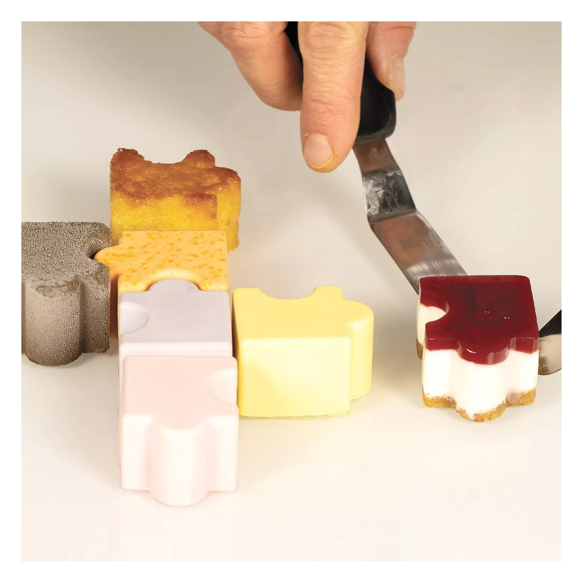 Assortiment de créations pâtissières individuelles en forme de puzzle