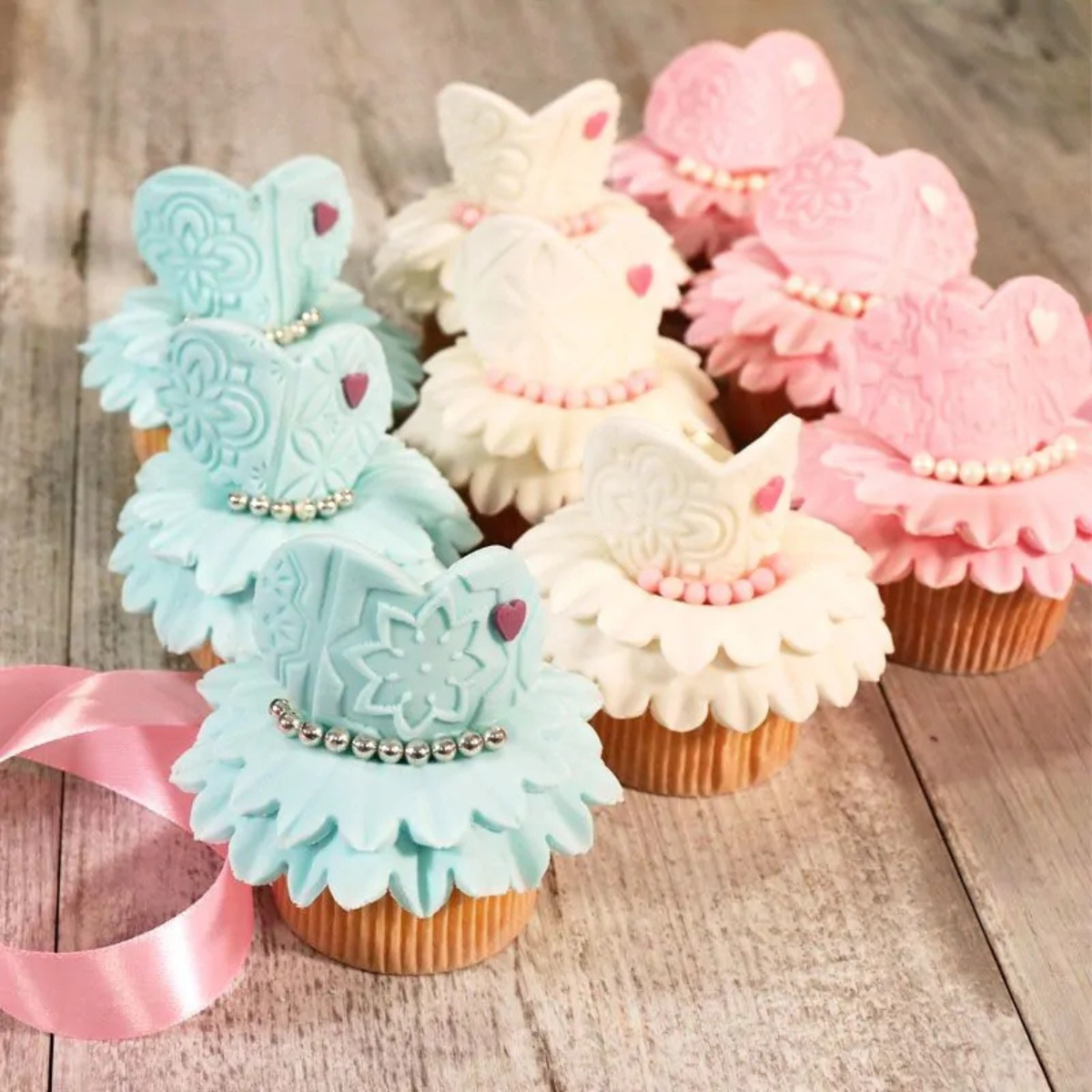 perles rose comestibles sur cupcakes
