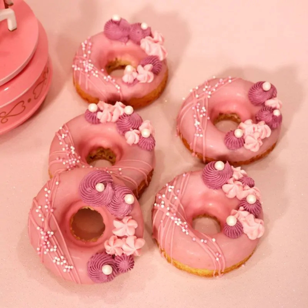 mini billes roses comestibles sur donuts roses