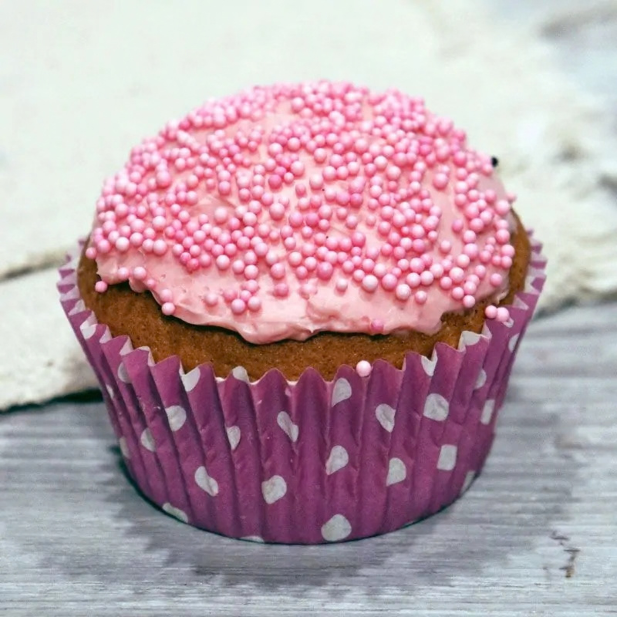 mini billes roses comestibles sur cupcake