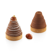 Entremets individuels coniques striés au chocolat sur fond de tartelette