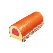 Bûche de Noël demi-ronde au glaçage orange brillant, avec mousse jaune, insert rose et biscuit à la base, décorée de motifs en chocolat blanc sur le côté.