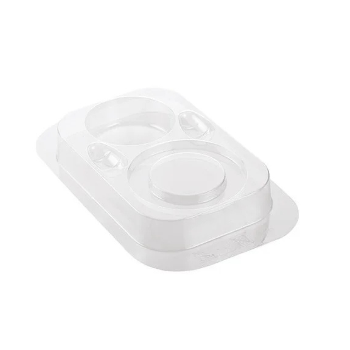 Moule en plastique transparent pour réaliser le chapeau, le nez en carotte et les accessoires d’un bonhomme de neige en chocolat.