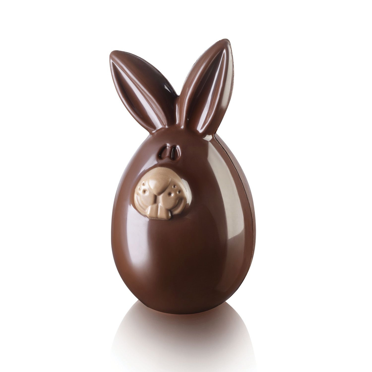Lapin de Pâques en chocolat au lait brillant, en forme d’œuf avec de longues oreilles et un museau beige.