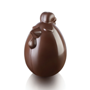 Poule de Pâques en chocolat au lait brillant, en forme d’œuf avec crête, bec et ailes en relief, vue de dos.