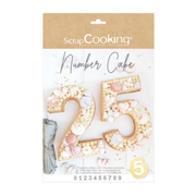 Kit Number Cake ScrapCooking comprenant 9 gabarits de chiffres de 0 à 9 pour réaliser des gâteaux d'anniversaire en forme de nombres, présenté dans son emballage.