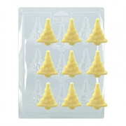 Moule thermoformé transparent à 9 empreintes en forme de sapins de Noël, présenté avec des chocolats blancs moulés.