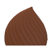 Décoration en chocolat au lait en forme de flamme ou de feuille pointue, avec fines stries courbées en relief, présentée sur fond blanc.