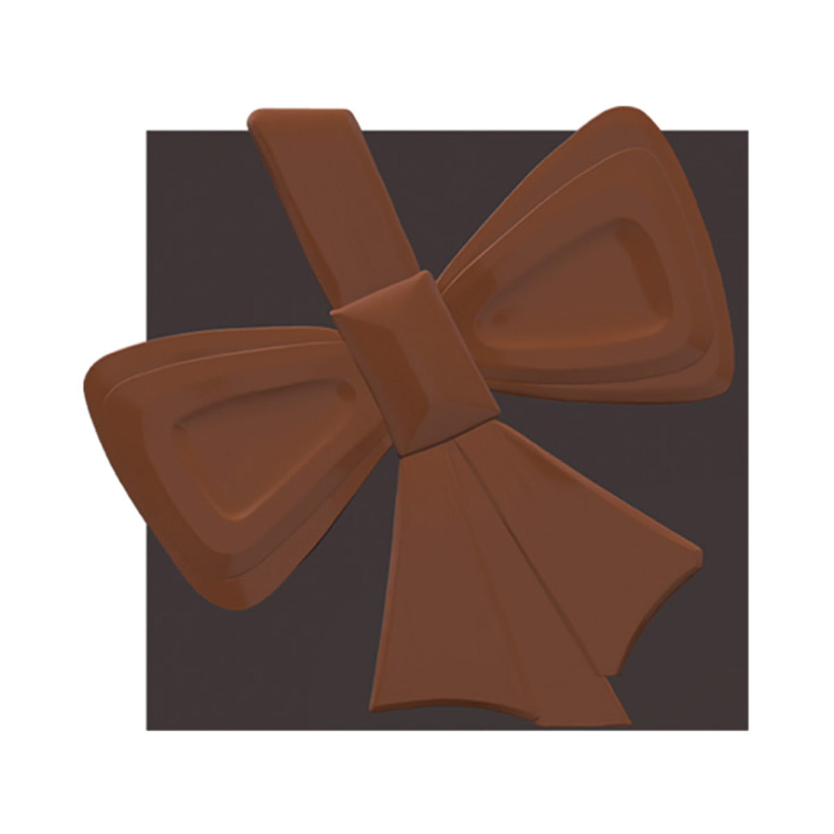 Décoration en chocolat au lait en forme de nœud cadeau avec rubans et détails géométriques en relief, présentée sur un fond carré en chocolat noir.