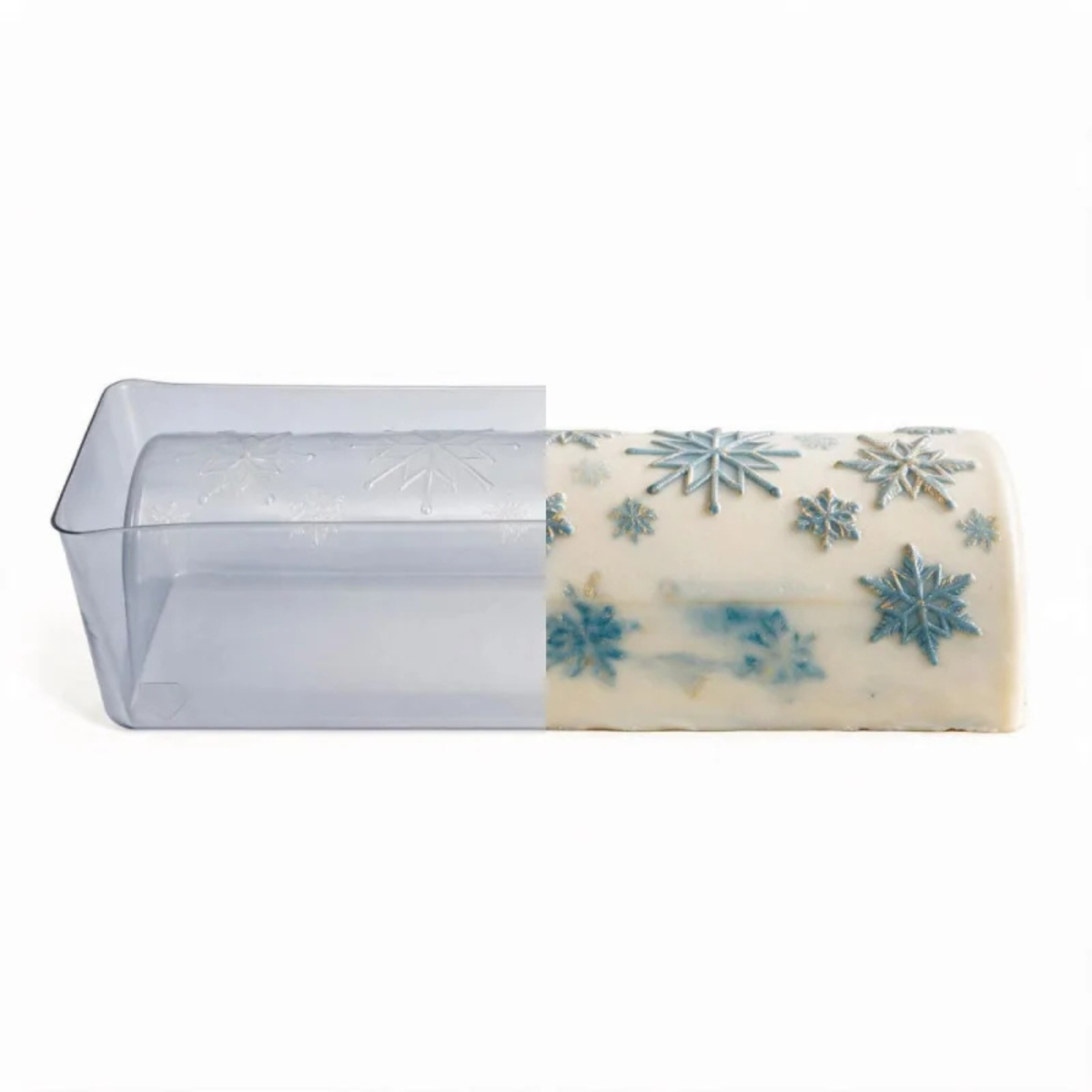 Moule à bûche de Noël Flocons PatisDécor en PVC transparent, présenté avec une bûche blanche décorée de flocons de neige bleus en relief.