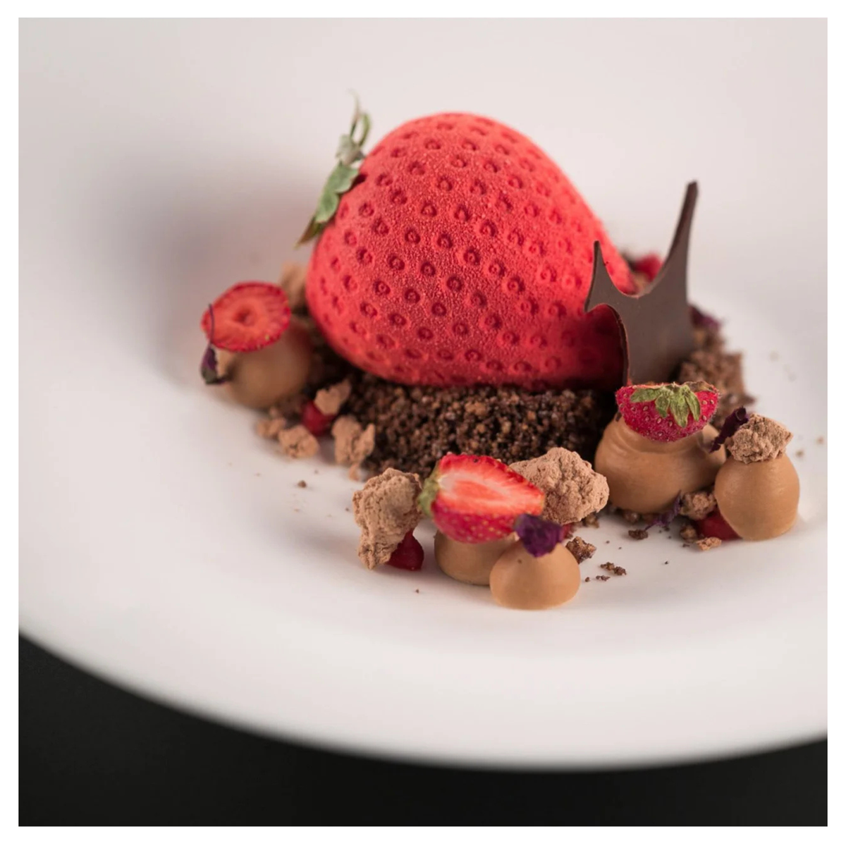 Entremets individuel en forme de fraise avec finition velours