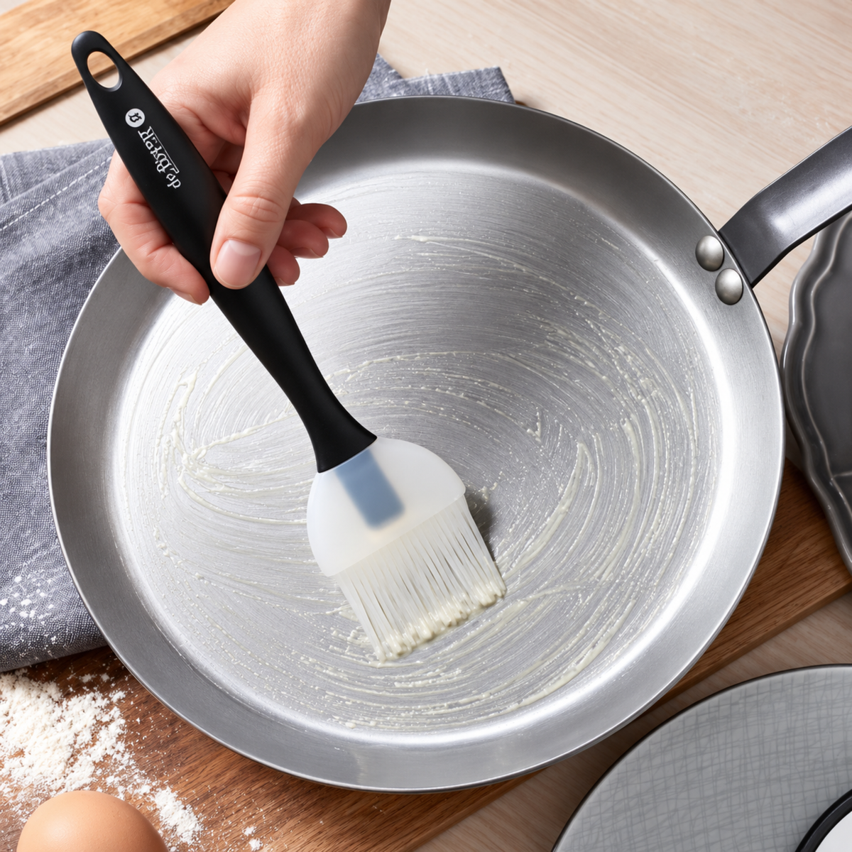 Pinceau pâtissier De Buyer graissant une crêpière